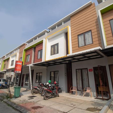 Oyo 3253 Sofia Residence Telukjambe Esterno foto