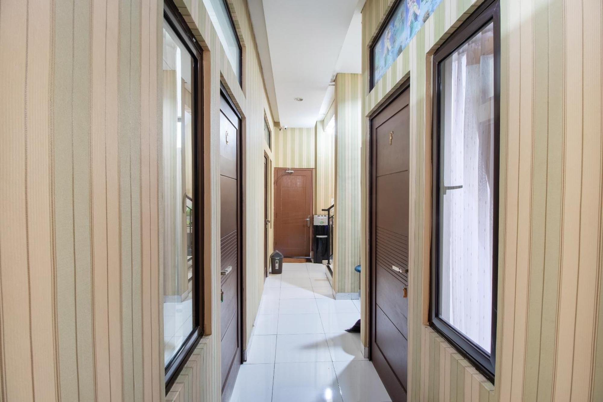 Oyo 3253 Sofia Residence Telukjambe Esterno foto