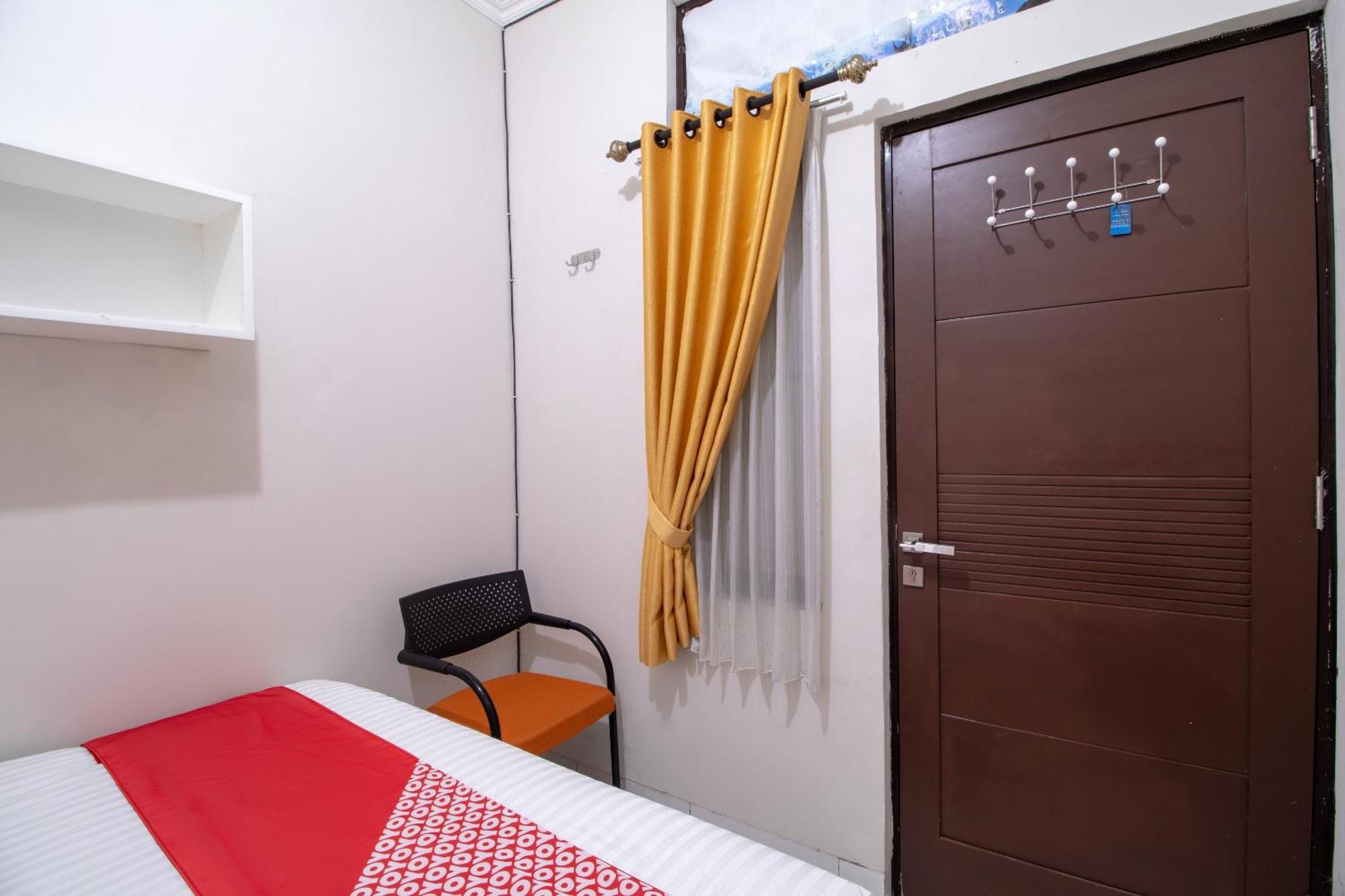 Oyo 3253 Sofia Residence Telukjambe Esterno foto