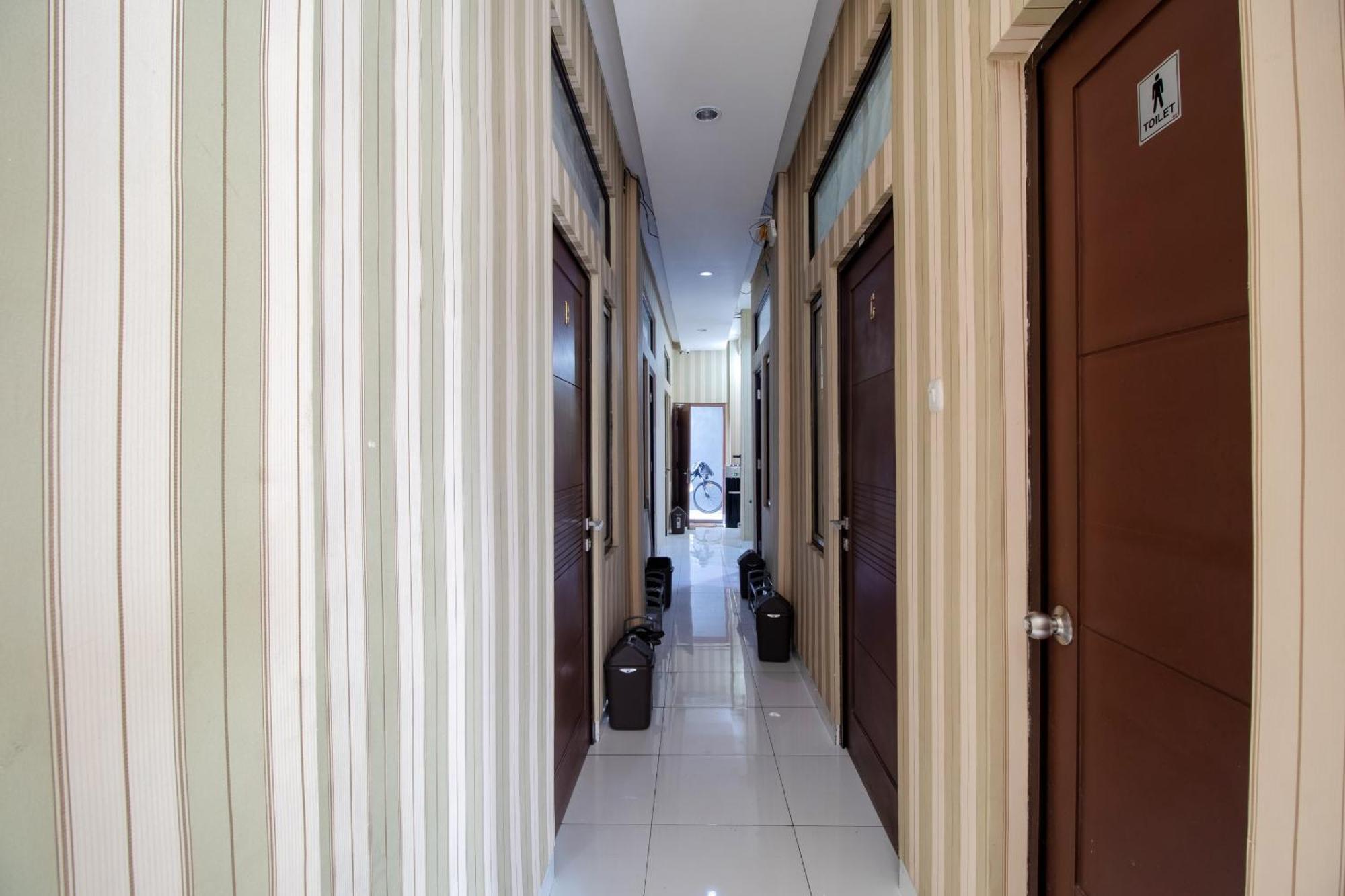 Oyo 3253 Sofia Residence Telukjambe Esterno foto